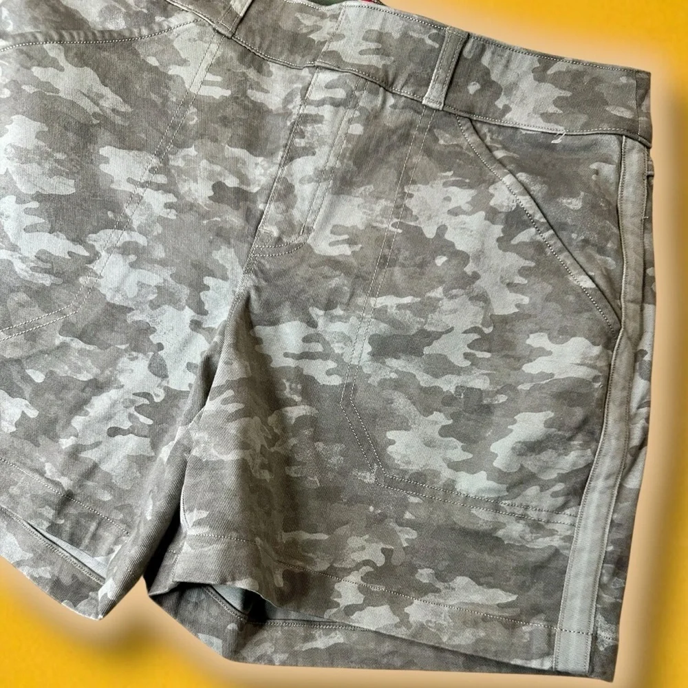 Spanx ‘Stretch Twill Pull-On Shorts’ in “Stone Wash Camo” Size Medium